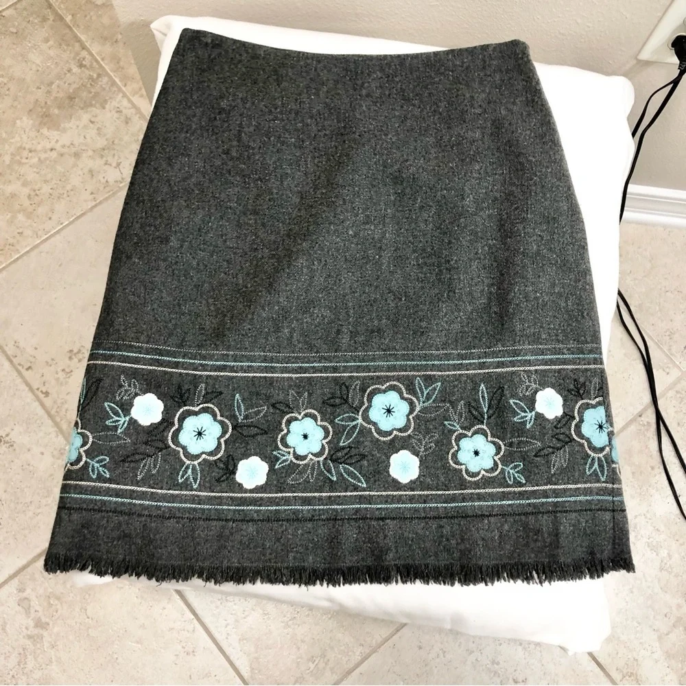 Dress barn Wool Blend Embroidered Flower Patch Fringe Zipper Grey Pencil Skirt 6